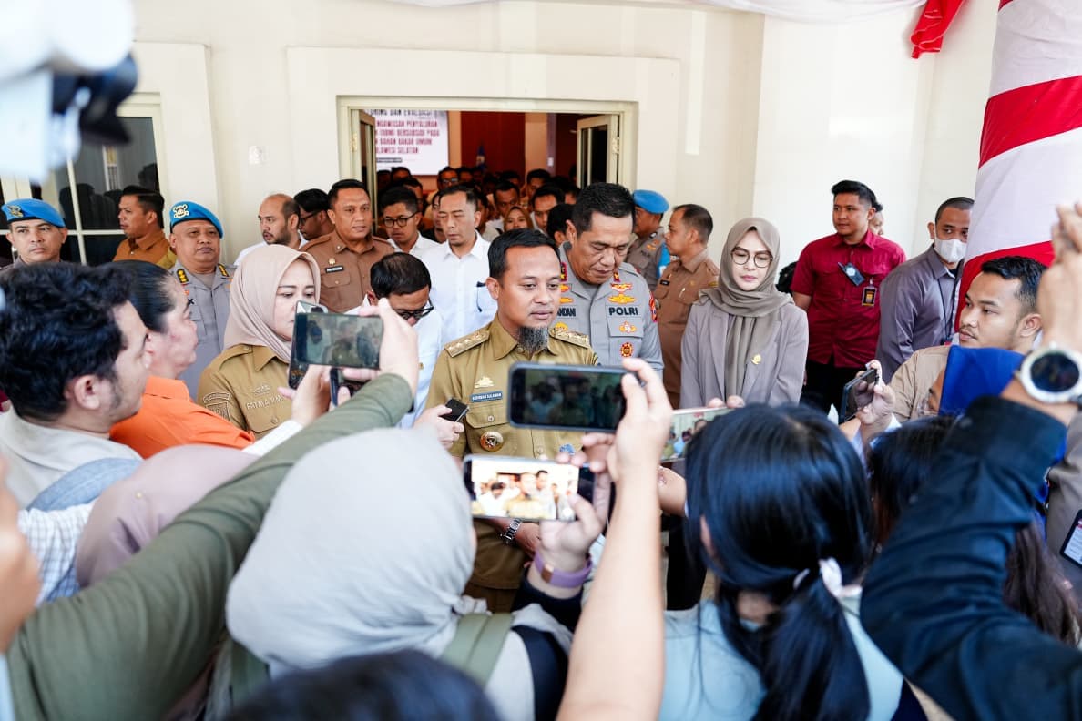 Gubernur Sulsel Rapat Bersama  Forkopimda Evaluasi Antrean BBM, Minta Pertamina Analisis Kebutuhan Tambahan Kuota