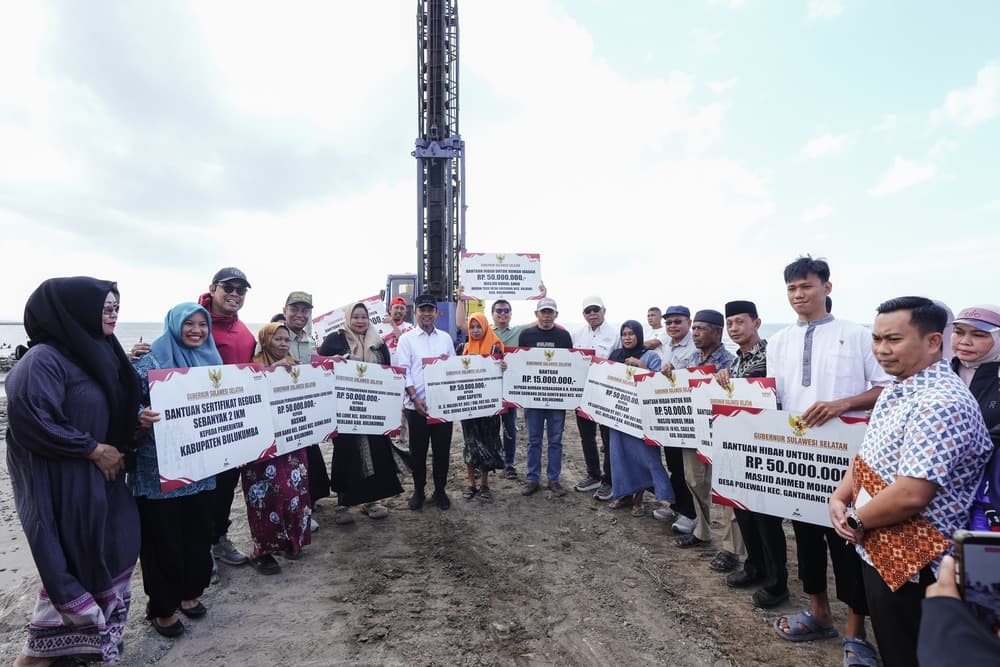 Gubernur Sulsel Serahkan BK Rp17 Miliar untuk Pemkab Bulukumba, Termasuk Masjid Terapung Pantai Merpati