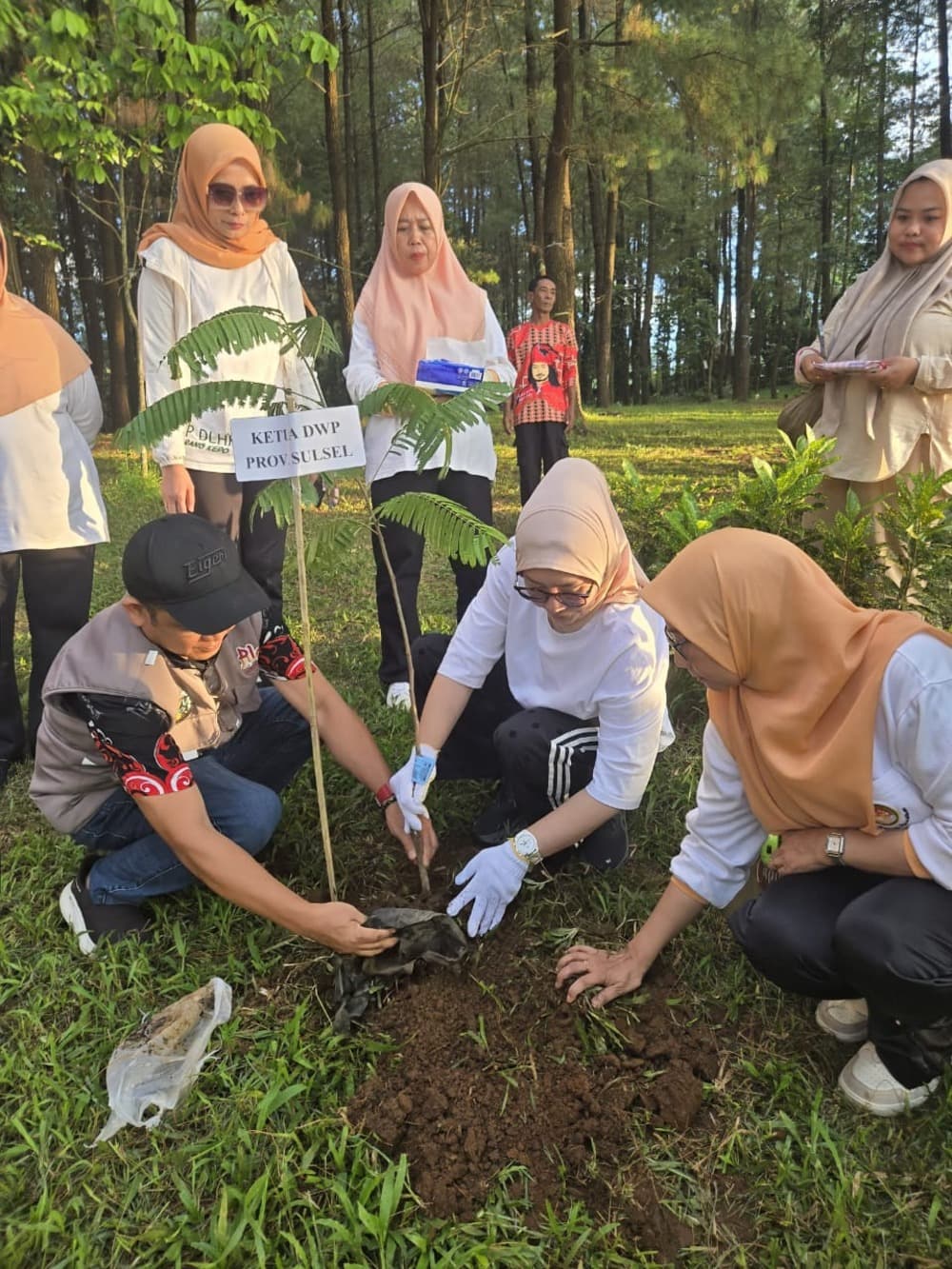 Hari Bumi 2026, DWP Sulsel Tanam Bibit Unggul Bernilai Ekonomi di Gowa