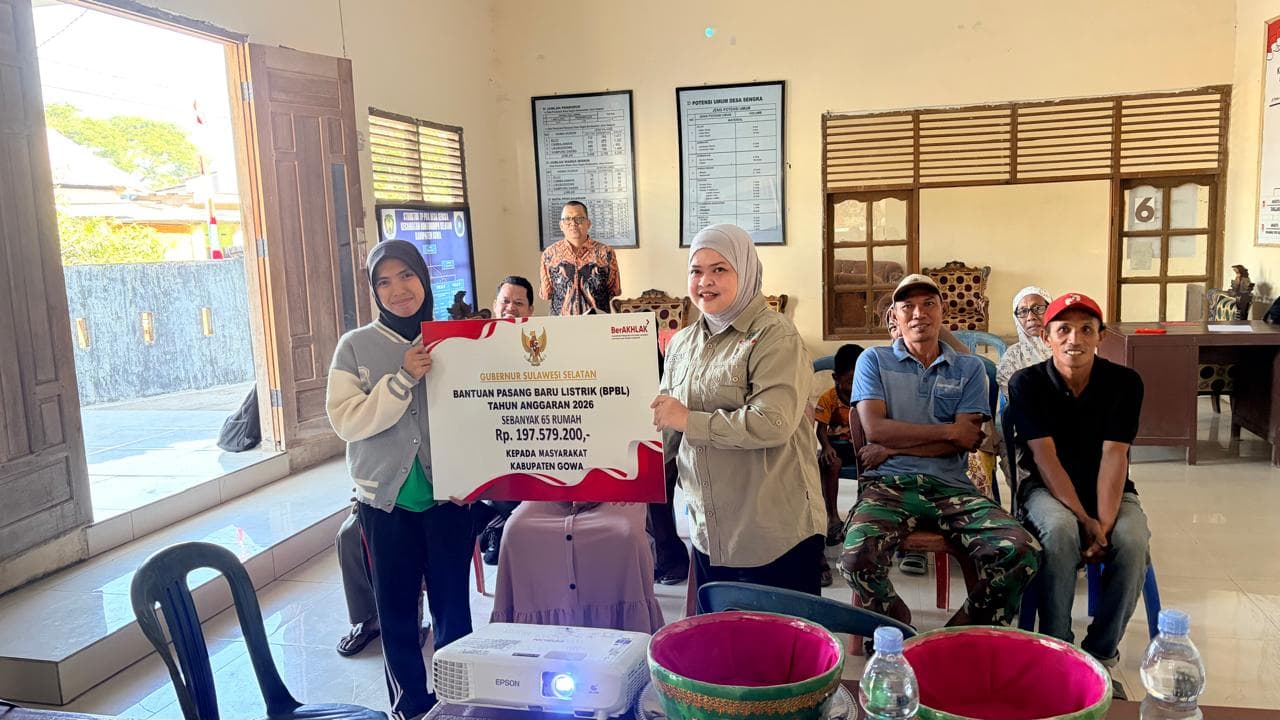 Gubernur Sulsel Salurkan Bantuan Pasang Baru Listrik untuk 130 Rumah Tangga di Gowa dan Bantaeng