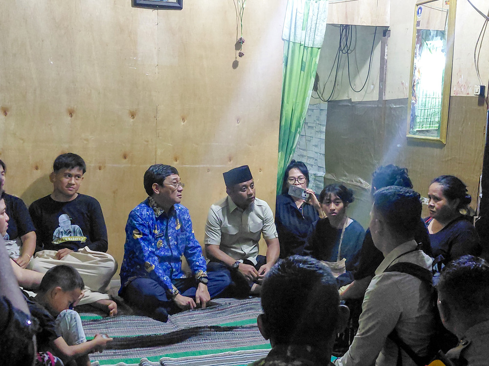 Gubernur Andi Sudirman Beri Santunan dan Biaya Pendidikan Anak Petugas Karhutla yang Gugur di Torut