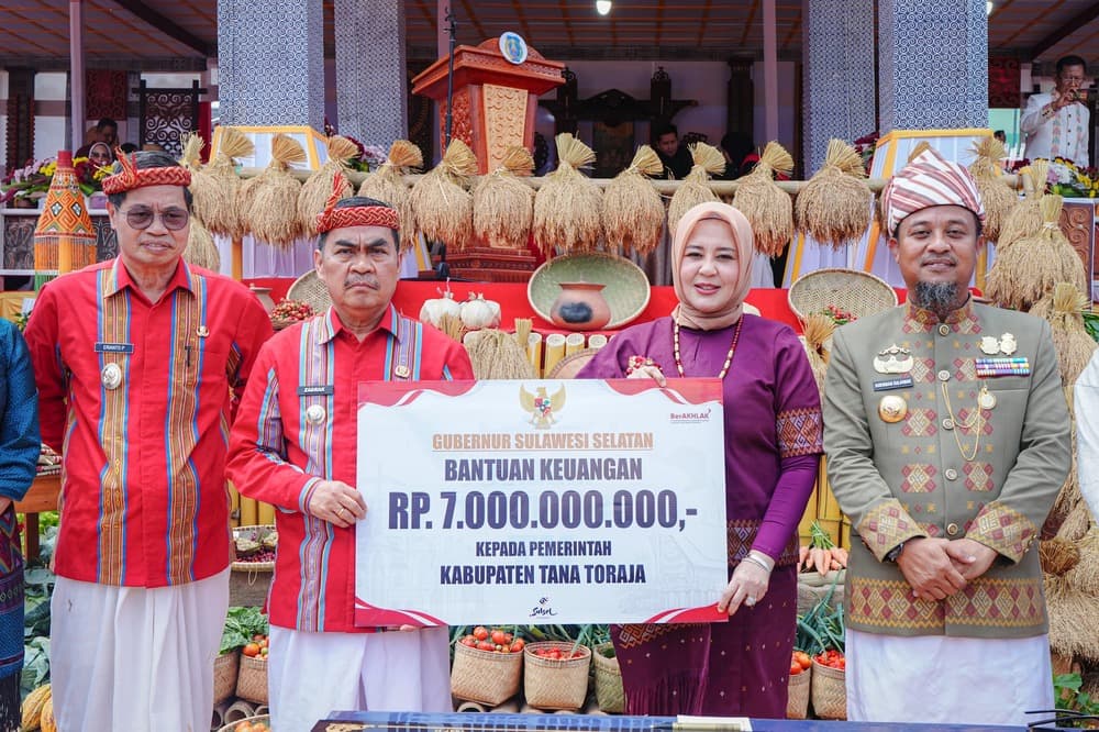 Gubernur Andi Sudirman Serahkan BK Rp7 Miliar, Bantuan Pertanian hingga Hibah Rumah Ibadah untuk Tana Toraja