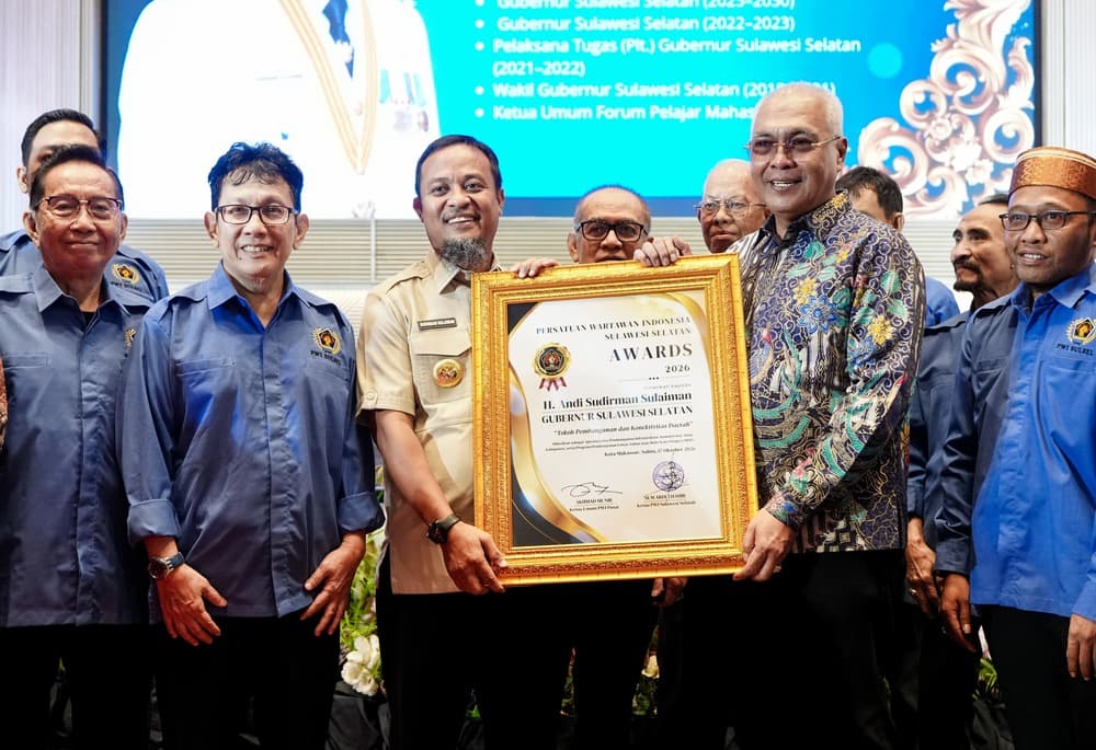 Hadiri Pelantikan PWI Sulsel, Gubernur Andi Sudirman Terima Penghargaan Tokoh Pembangunan dan Konektivitas Daerah