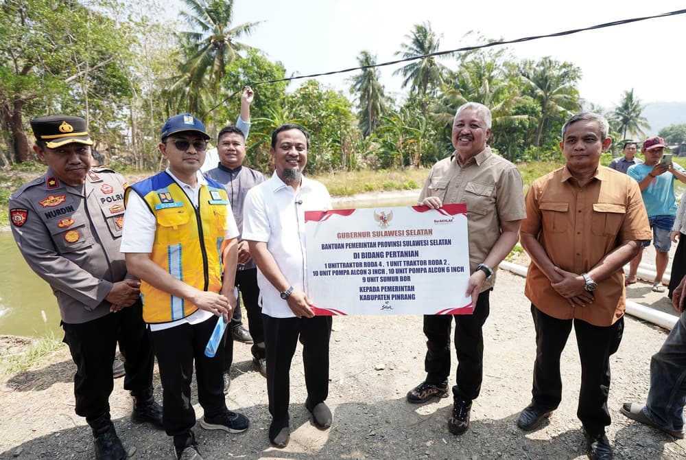Gubernur Sulsel Serahkan Bantuan 10 Unit Pompa Ponton untuk Petani Pinrang, Atasi Kekeringan di Musim Tanam Sela