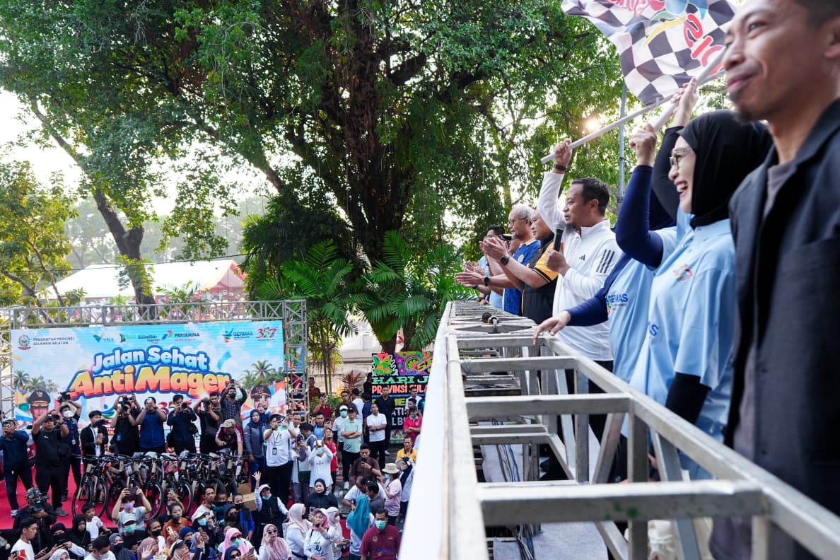 Gubernur Andi Sudirman Lepas Puluhan Ribu Peserta Jalan Sehat Anti Mager dan Kirab Swasembada Pangan